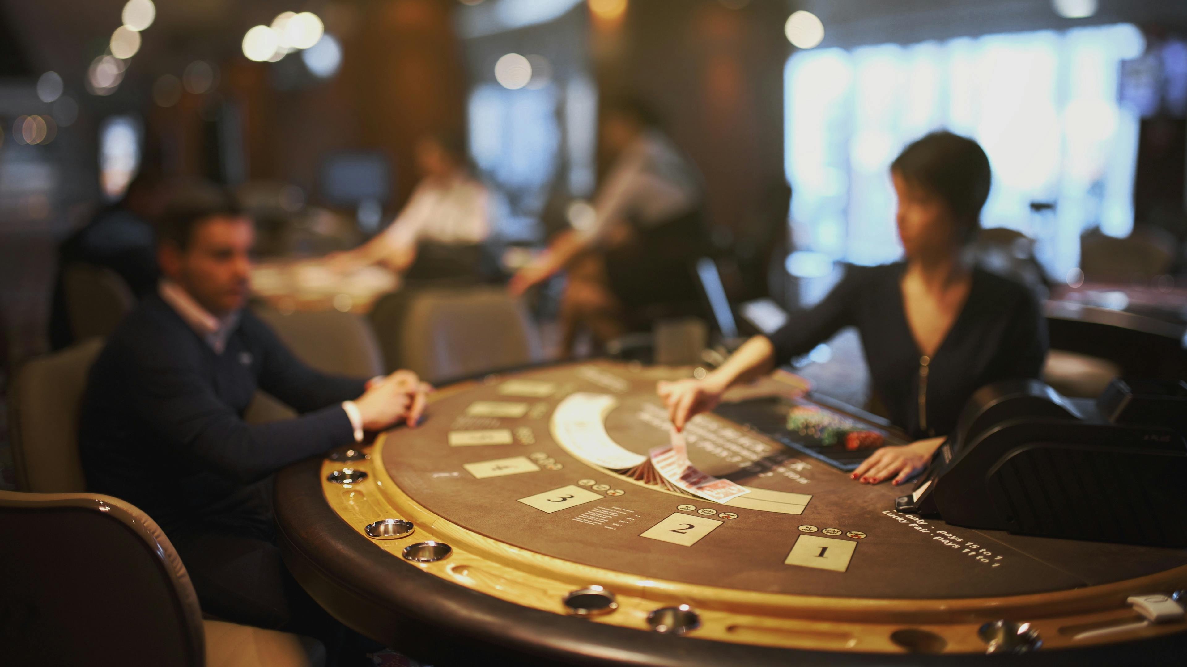 Pemain menikmati permainan slot online di mobile dengan antarmuka modern ingat123